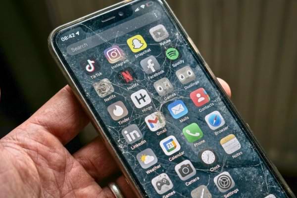 Un &eacute;cran de smartphone affichant des dizaines d'ic&ocirc;nes d'applications, dont la plupart sont gris&eacute;es