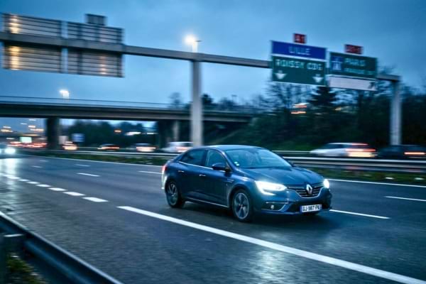 Une voiture moderne roulant de nuit sur une autoroute fran&ccedil;aise