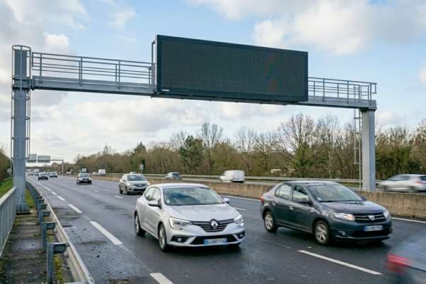 des voitures sur une autoroute