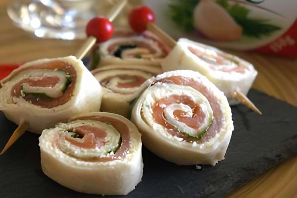 Roulés de tortilla au saumon et fromage frais, recette apéro rapide pour l'été