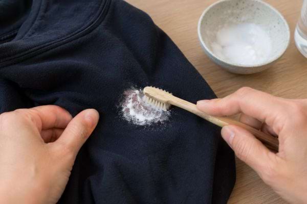 Pâte de bicarbonate appliquée sur une tache de javel