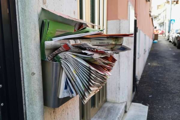 Une boite aux lettres remplie de courrier
