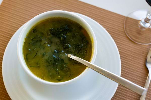 un bol blanc de soupe au chou vert le caldo verde