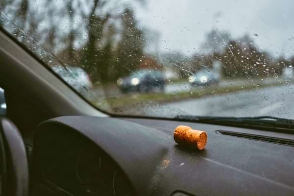 Un bouchon de li&egrave;ge pos&eacute; discr&egrave;tement sur le tableau de bord d'une voiture