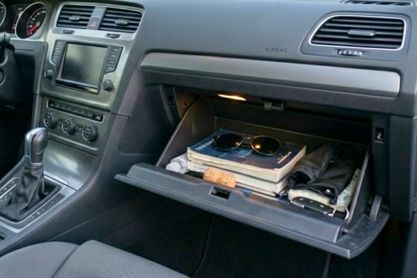 Un bouchon de li&egrave;ge dans une boite &agrave; gant de voiture