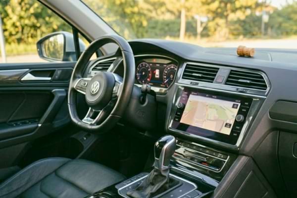 Un simple bouchon de li&egrave;ge naturel pos&eacute; &eacute;l&eacute;gamment dans une voiture moderne