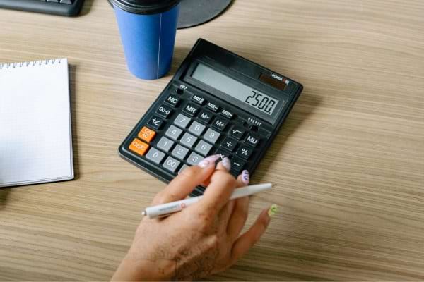 calculette avec  main 