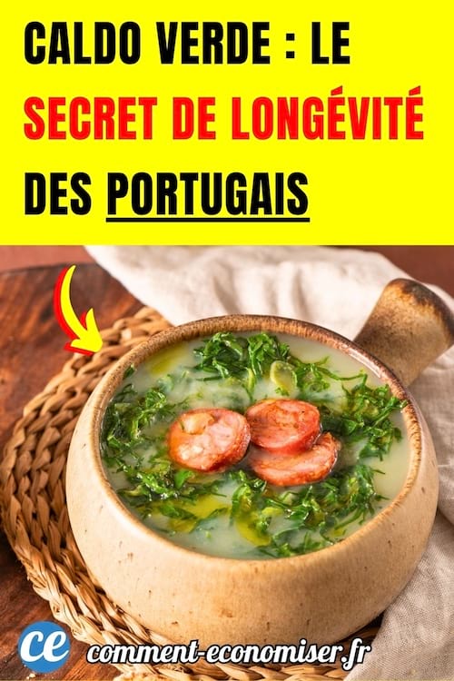 une soupe de caldo verde avec du chorizo dans une casserole en terre cuite
