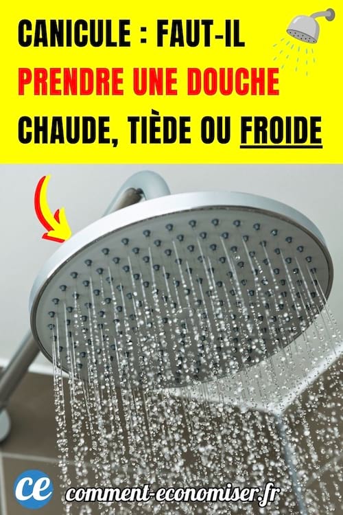 un large pommeau de douche avec de l'eau qui coule
