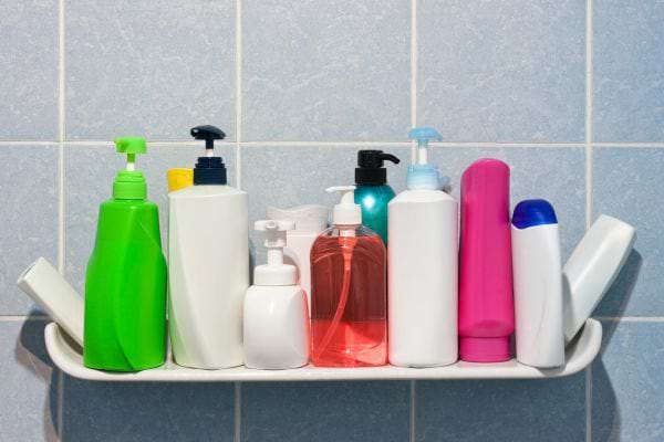 diff&eacute;rente bouteilles de shampoing de toutes les couleurs
