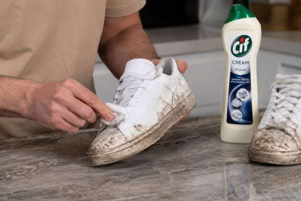 Baskets blanches sales ravivées avec une crème Cif.