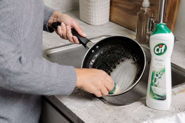 Poêle brûlée frottée avec du Cif pour enlever les traces noires.