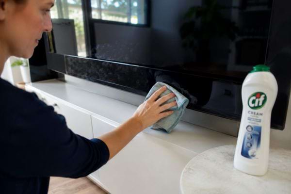 Surface lisse d’écran nettoyée délicatement avec un chiffon et du Cif.