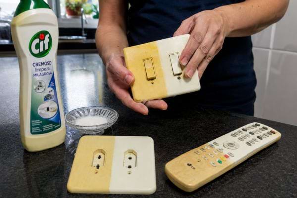 Plastiques jaunis nettoyés avec du Cif sur un plan de travail.