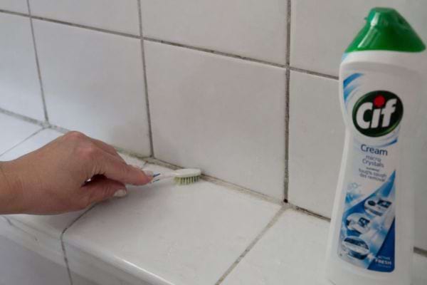Joints de carrelage blanchis avec une brosse à dents et du Cif.