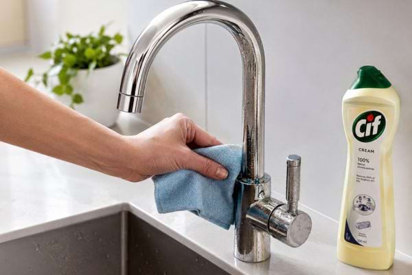 Robinet chromé nettoyé avec du Cif pour enlever les traces d’eau.