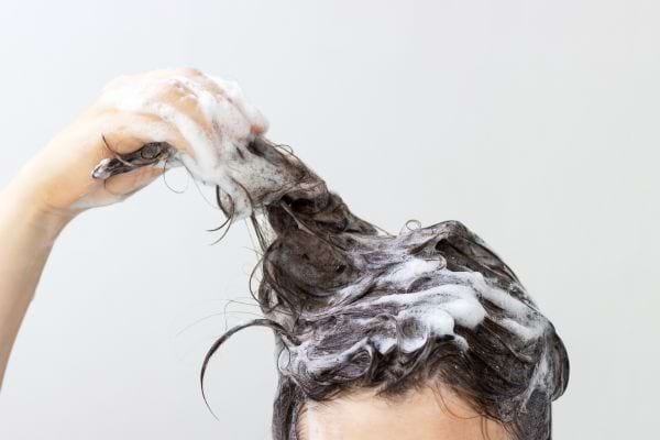 shampoing et mousse dans les cheveux