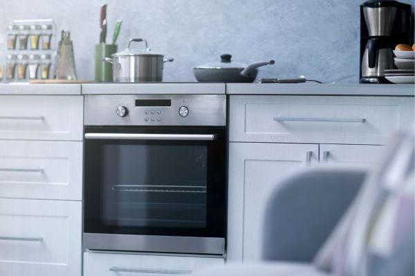 un four avec une plaque de cuisson &eacute;lectrique et des casseroles dans une cuisine moderne