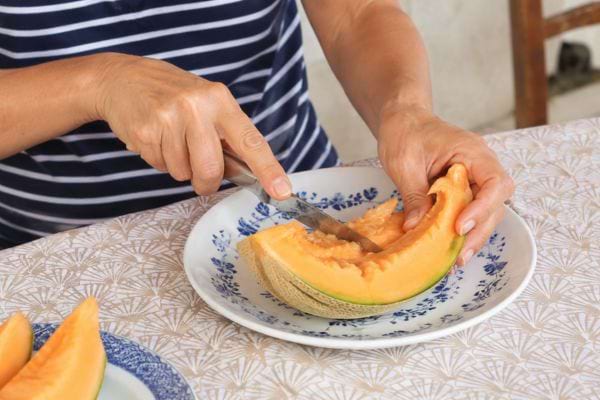 Melon découpé directement dans une assiette à table