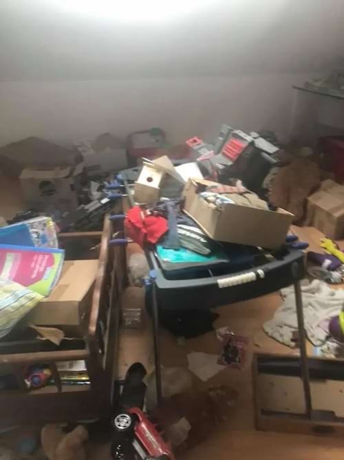 des déchets dans une chambre d'enfant