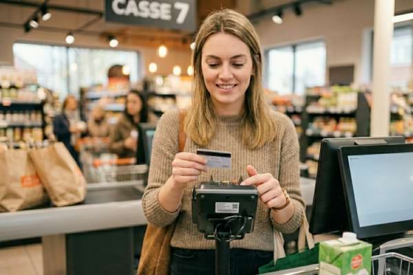 une personne tapant un code sur un terminal de paiement moderne