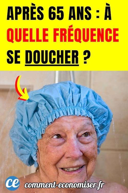 une personne âgée prend sa douche avec un bonnet bleu