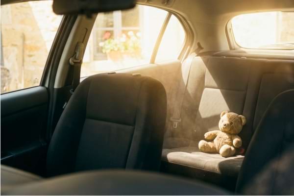 une voiture vide, vue depuis les sièges avant vers l'arrière, avec un soleil éblouissant