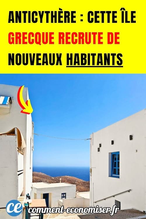 une vue sur la mer d'une petite rue d'une ile grecque avec des maisons blanches et des fenêtres bleues