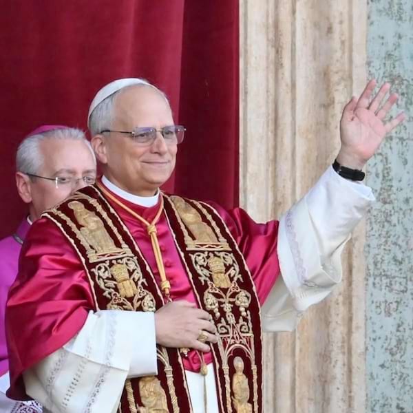 le pape Leon XIV salut la foule au Vatican