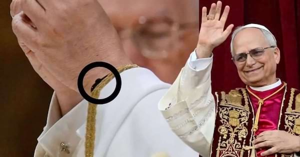 le pape leon fait la messe avec une montre connect&eacute;e