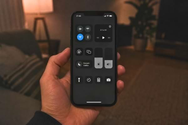 Un smartphone affichant une interface en mode sombre (dark mode