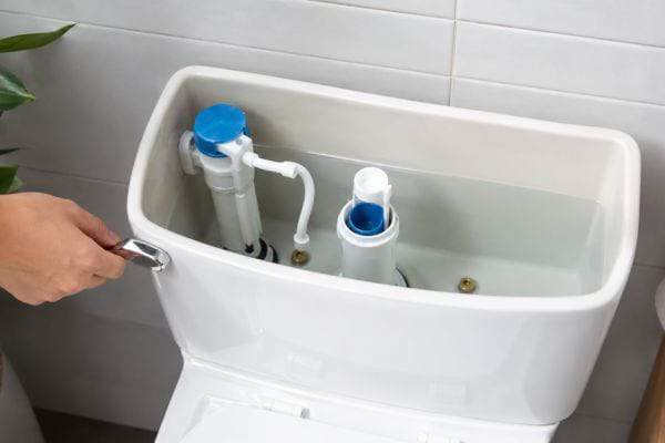 Réservoir de toilettes propre et rempli d’eau claire après un nettoyage au vinaigre blanc.