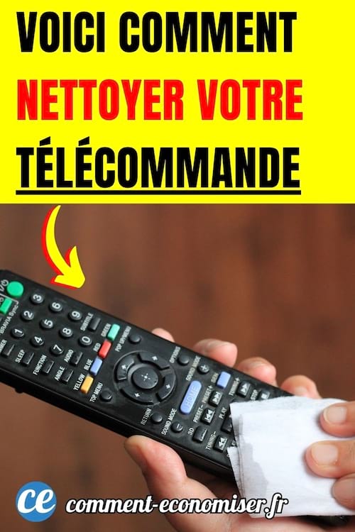 une personne nettoie une télécommande avec un chiffon blanc imbibé d'alcool à 70°