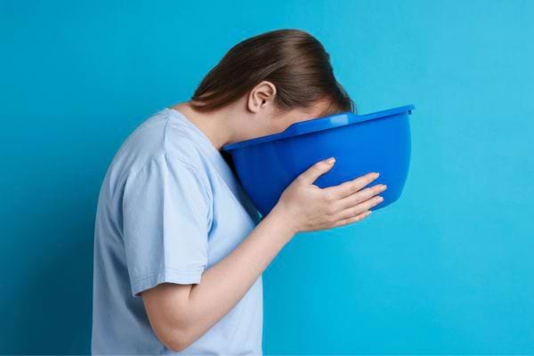 une femme a la t&ecirc;te dans une bassine sur fond bleu
