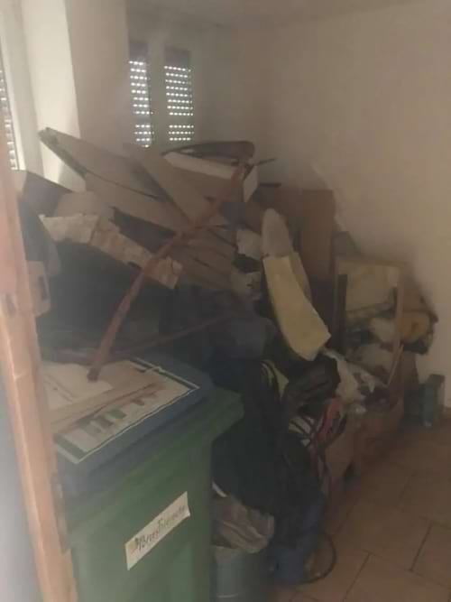 une pièce pleine de déchets et de poubelles
