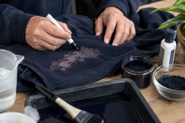 Retouche d’une tache de javel avec une teinture textile