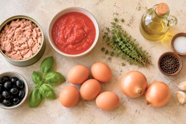 Ingrédients du flan au thon : œufs, tomates, thon, oignons, ail, thym et huile d’olive.