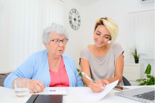 Une retrait&eacute;e &agrave; cot&eacute; d'une femme qui lui explique comment obtenir une prime obs&egrave;que