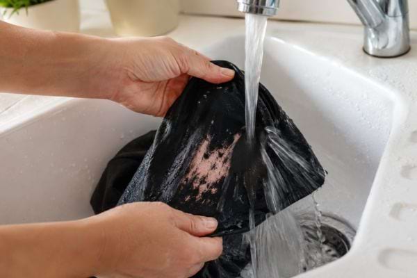 Vêtement taché de javel rincé sous l’eau froide