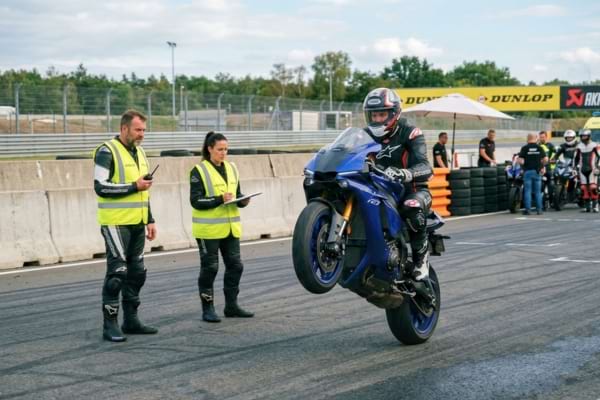 un motard professionnel r&eacute;alise une cascade contr&ocirc;l&eacute;e sur la roue arri&egrave;re
