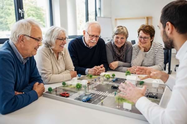 groupe de seniors souriants participant à un atelier de prévention routière