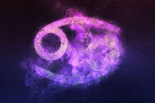 signe du zodiaque du cancer sur fond noir et violet