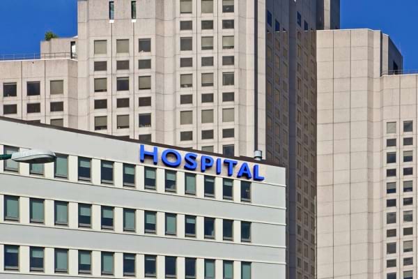 La façade moderne et accueillante d'un hôpital