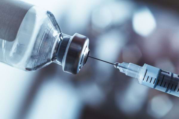 aiguille de seringue dans un flacon de vaccin