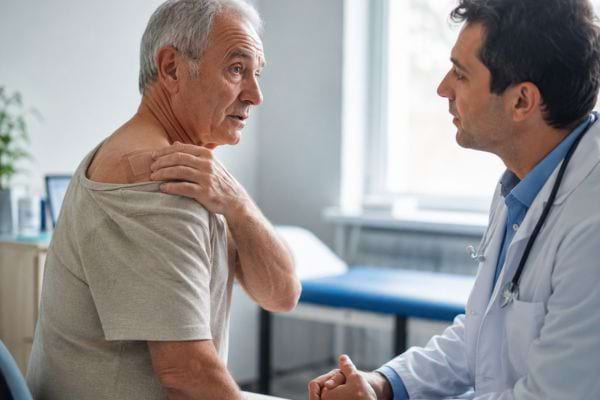 Homme &acirc;g&eacute; consultant un m&eacute;decin pour une douleur li&eacute;e au zona