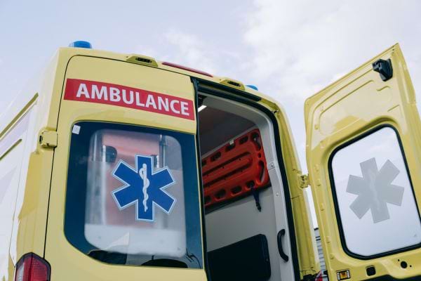 l'arrière d'une ambulance dont la porte est ouverte