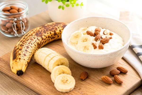 banane mûre avec du fromage blanc et des amandes bienfaits