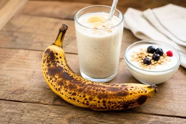banane tachetée de noire avec un smoothie santé