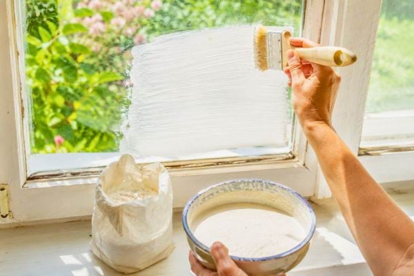 Blanc de Meudon appliqué au pinceau sur une vitre contre la chaleur