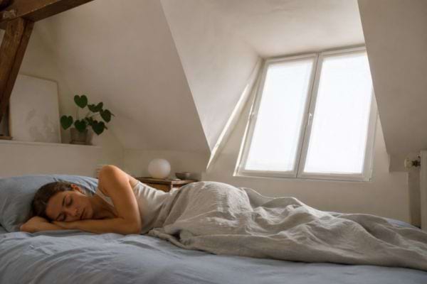 Chambre protégée du soleil par des vitres blanchies au blanc de Meudon